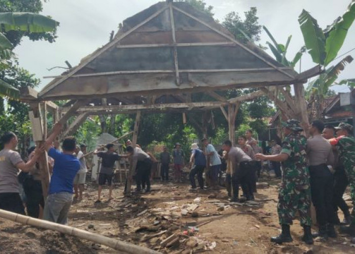 Rumah Mbah Suminah Yang Tidur Bersama Ayam Dibongkar, Direhab Melalui Program Bedah Rumah Kapolda Jateng