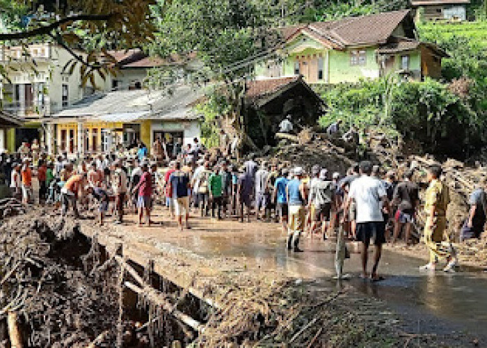 TNI, Polri, Pemerintah dan Warga Gerak Cepat Laksanakan Kerja Bakti Bersihkan Material Longsor