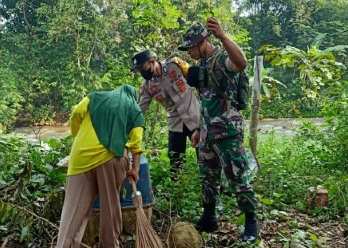 TNI-Polri Sinergi Bersama Warga Cegah DBD, Fogging dan Bersih-bersih Area Pemukiman Warga Desa Kalirejo