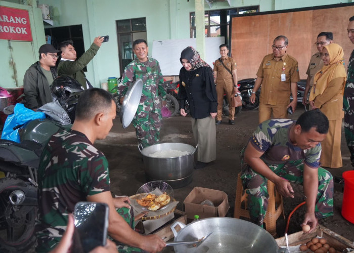 Pastikan Gizi Pengungsi Aman, Wakil Wali Kota Pekalongan Balgis Diab Tinjau Dapur Umum Kodim 0710