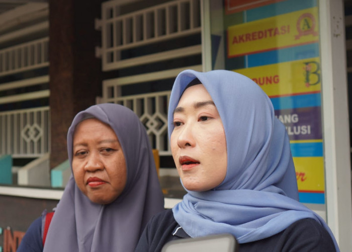 Bunda PAUD Inggit Soraya Turun Tangan, Bantu Bersihkan Sekolah dan Salurkan Bantuan PAUD Terdampak Banjir