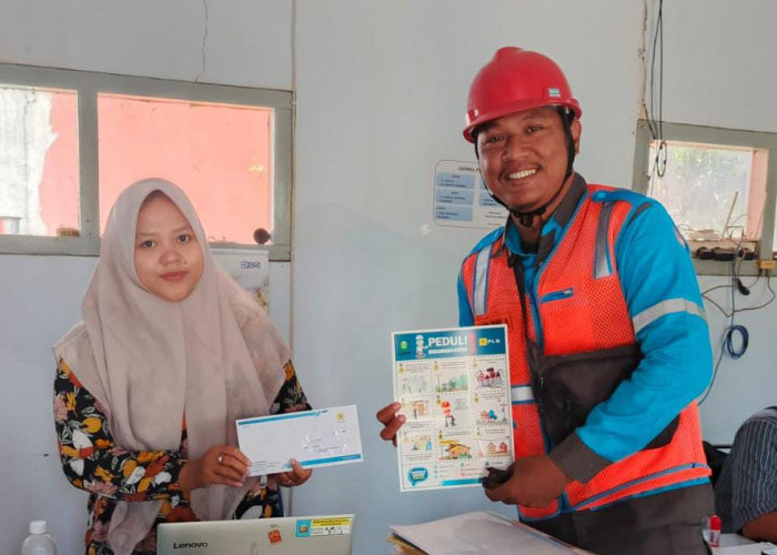 PLN UP3 Pekalongan Imbau Masyarakat Tetap Perhatikan Jarak Aman Saat Pasang Atribut Kemerdekaan RI