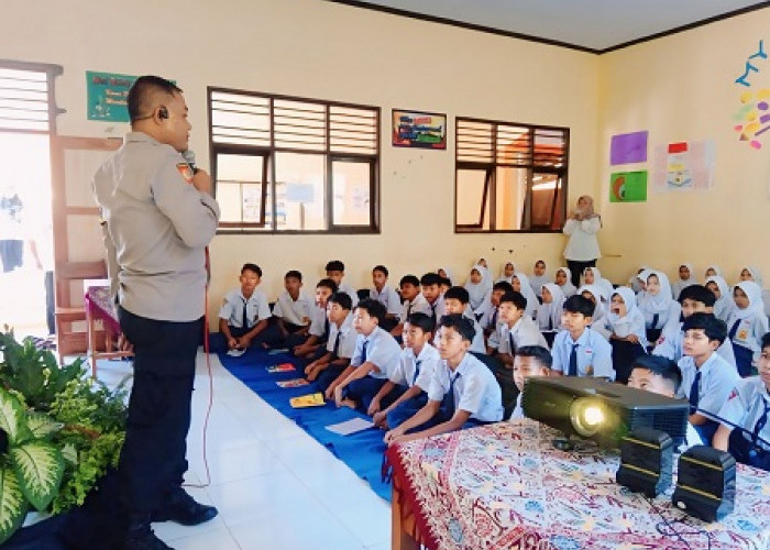 Proyek P5, Kanit Binmas dan Bhabinkamtibmas Polsek Talun Isi Penyuluhan Bahaya Narkoba di SMP Satu Atap Mesoyi