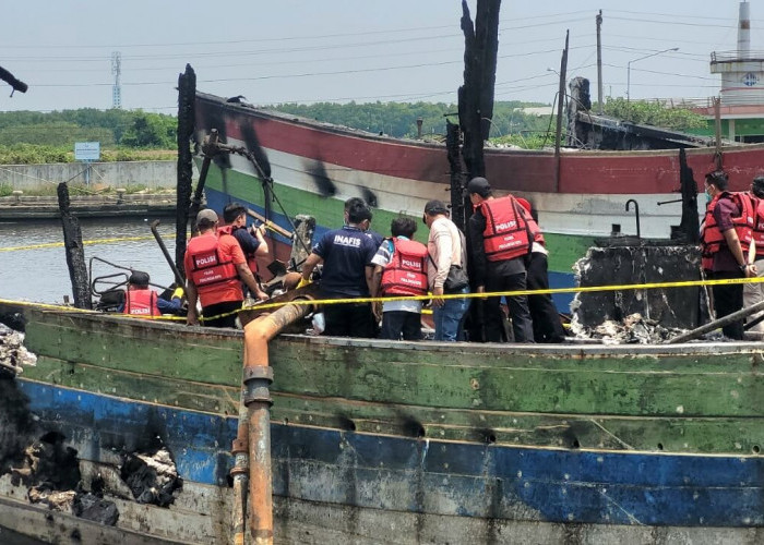 Tim Labfor Polda Jateng Selidiki Penyebab Kebakaran 11 Kapal Ikan di Pekalongan