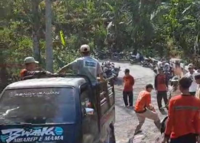 Warga Swadaya Perbaiki Jalan Kabupaten yang Amblas, Titik Rawan Kecelakaan di Perbatasan Bodas-Gembong