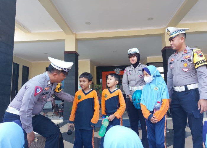 Polisi Sahabat Anak, Polres Pekalongan Didatangi Anak-Anak SD IT PLUS Mutiara Umat Bojong