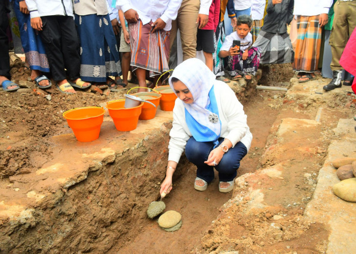 Peletakan Batu Pertama Pembangunan Mushola Al Munajad, Ini Harapan Bupati Fadia Arafiq