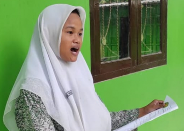 Nur Habibah Siswi MTs Salafiyah NU Karanganyar Raih Beasiswa Juara 2 Lomba Baca Puisi di Mahafest 2025