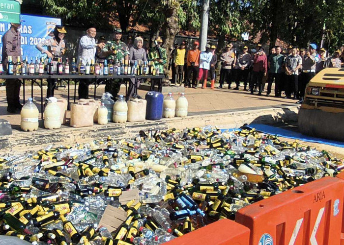 13 Ribu Botol Miras dari 17 Merek Dimusnahkam dengan Cara Dilindas Alat Berat