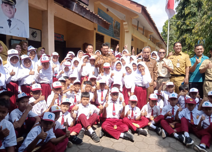 Ashraff Abu Tindak Cepat Usai Temukan Siswa Belajar Tanpa Meja dan Kursi di SDN 02 Sengare