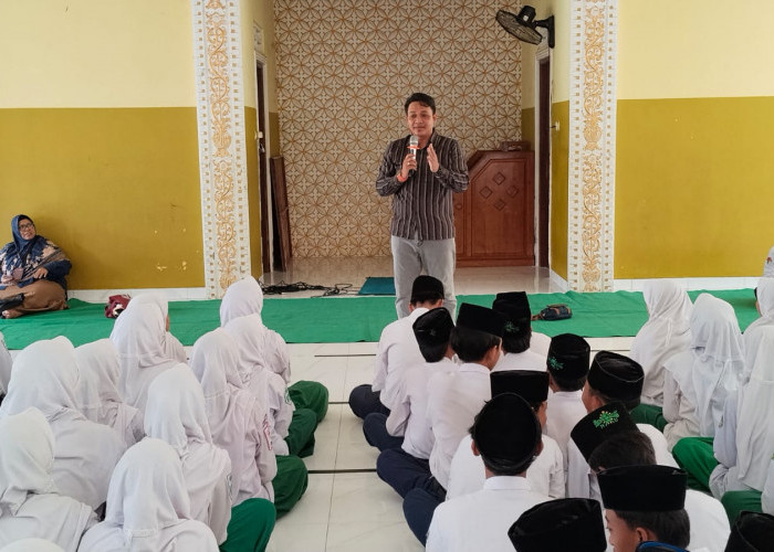 KPU Kabupaten Pekalongan Edukasi Pelajar MTs YMI Wonopringgo Lewat Program “KPU Mengajar”