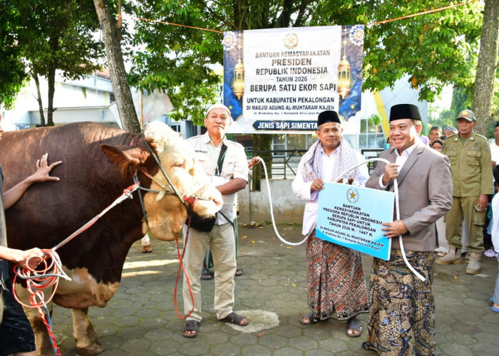 Plt. Bupati Pekalongan Sukirman Serahkan Hewan Qurban dan Ajak Warga Perkuat Kepedulian Sosial