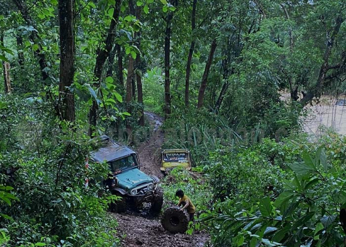 As Roda Patah, Peserta Tetap Antusias Jelajah Jalur Jeep Alas Roban