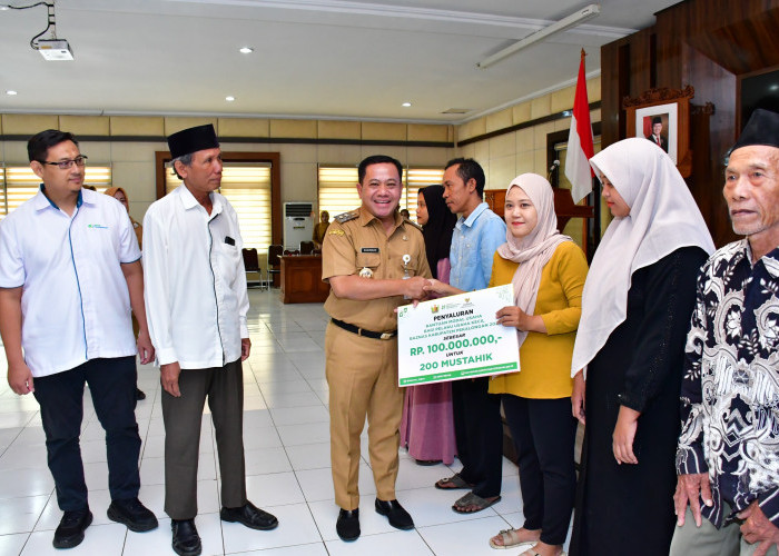 Plt Bupati Pekalongan Sukirman Serahkan Bantuan Modal BAZNAS kepada 200 Pelaku Usaha Kecil