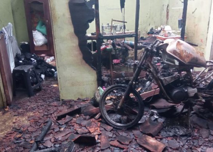 Tuang Bensin Sambil Masak untuk Sahur, Rumah Munayiroh Terbakar, RX King, 3 Sepeda dan 2 Mesin Jahit Ludes