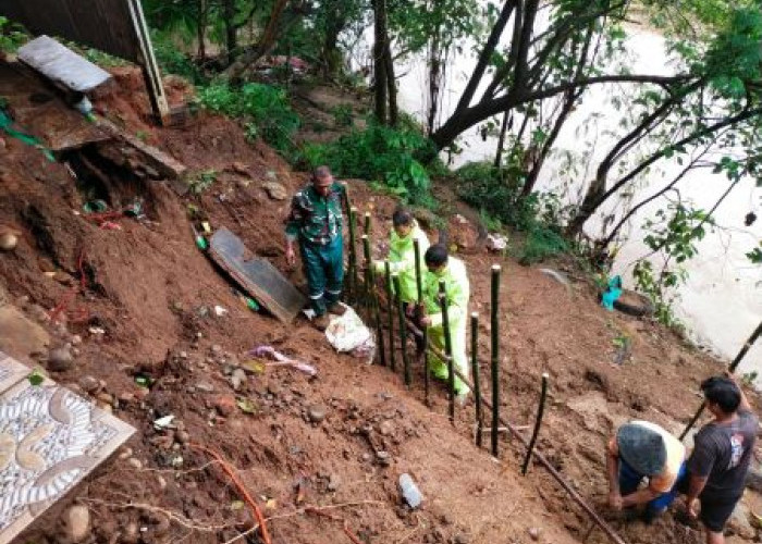 Cegah Longsor Susulan, TNI-Polri dan Warga Karangdadap Bahu-membahu Bangun Tanggul Sungai Kupang