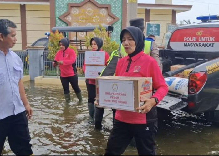 Warga Desa Depok 5 Tahun Berkubang dengan Banjir Rob, Polsek Sragi Salurkan Bantuan