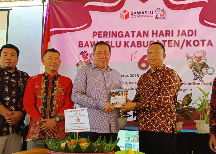 Gaungkan Literasi dan Eksistensi Pengawasan, Bawaslu Batang Launching Buku SDM di HUT ke-6 