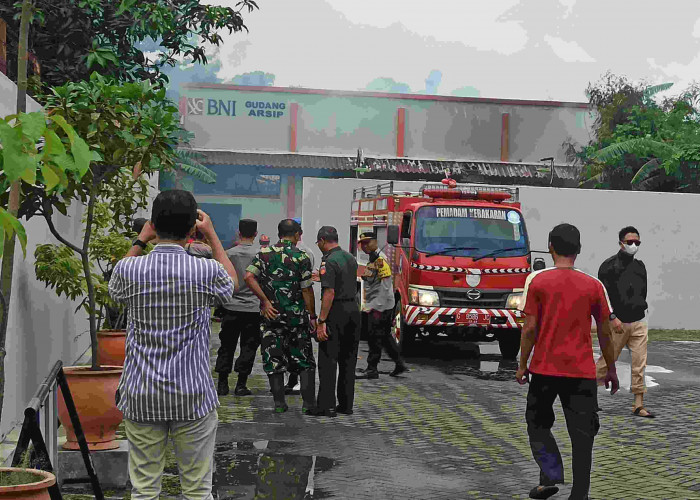 BREAKING NEWS! Gudang Arsip Bank BNI Batang Terbakar 