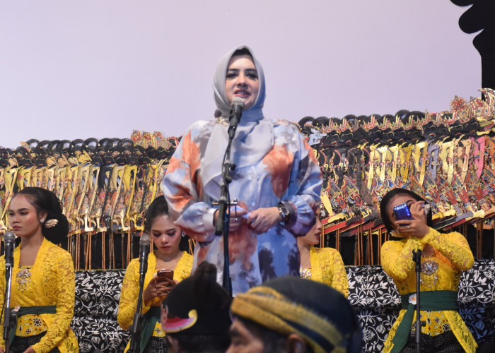 Hadiri Sedekah Bumi Desa Sinangohprendeng, Bupati Fadia Arafiq Berikan 10 PJU