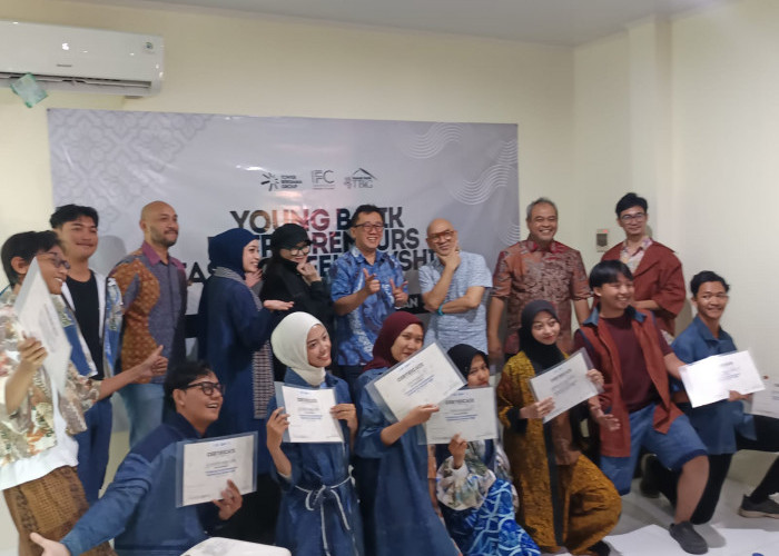 Sebulan Belajar, Designer Gen Z Pekalongan Buktikan Batik Tulis Bisa Kembali Dekat dengan Anak Muda