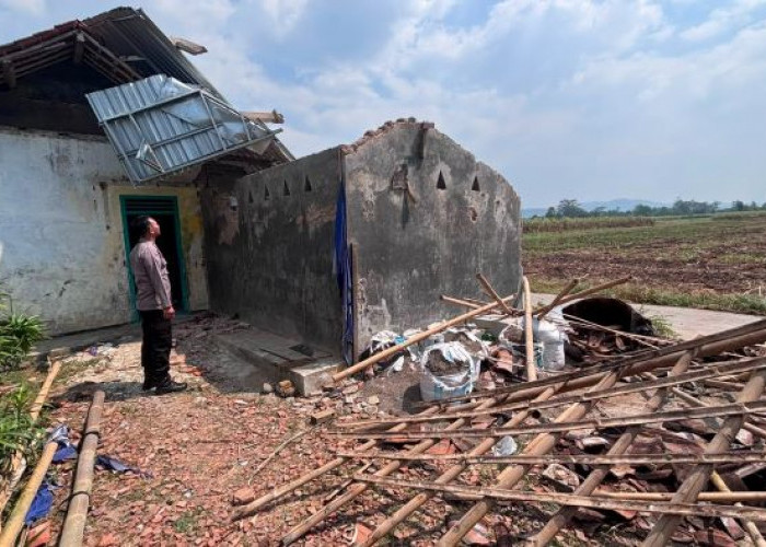 Angin Puting Beliung Hajar Rumah di Desa Sabarwangi Tepat di Hari Jadi Kabupaten Pekalongan