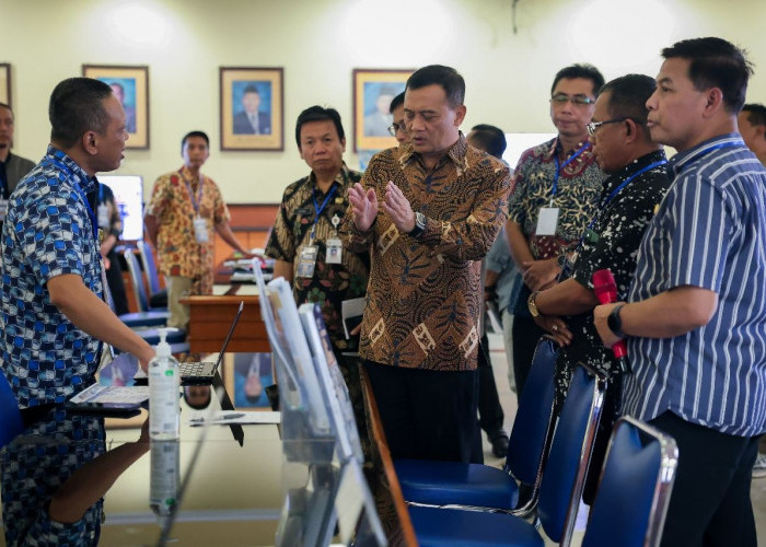Gubernur Jateng Tinjau Langsung SPMB 2026, Sejumlah Kendala Aplikasi Diatasi Petugas