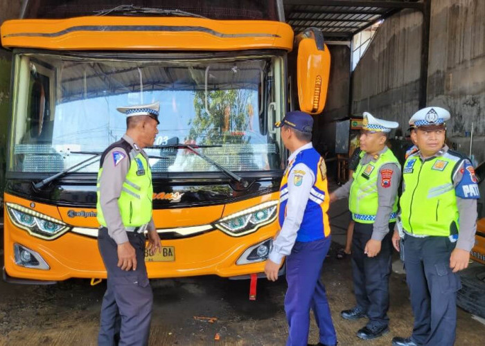 Cegah Laka Bus, Satlantas Polres Pekalongan Kota dan Dishub Lakukan Ramp Check ke Pool Bus di Kota Batik
