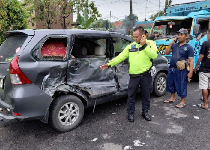 Kecelakaan Beruntun di Wiradesa, Truk Muatan Semangka Terguling Timpa Dua Mobil