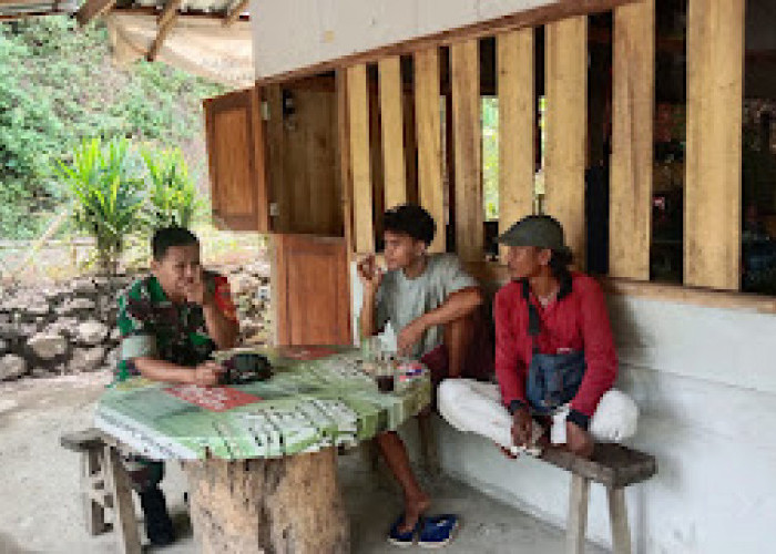 Babinsa Koramil Kandangserang Laksanakan Komunikasi Sosial dengan Warga