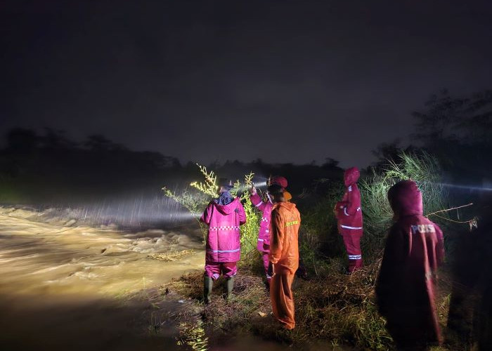 3 Pemancing Diduga Hanyut di Sungai Langkap Pekalongan, Petugas Gabungan Lakukan Pencarian saat Hujan Lebat