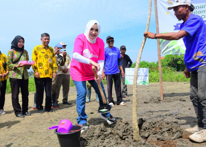 Bupati Pekalongan Fadia Arafiq Lakukan Aksi Tanam Pohon di Kampung Semonet Baru Wonokerto