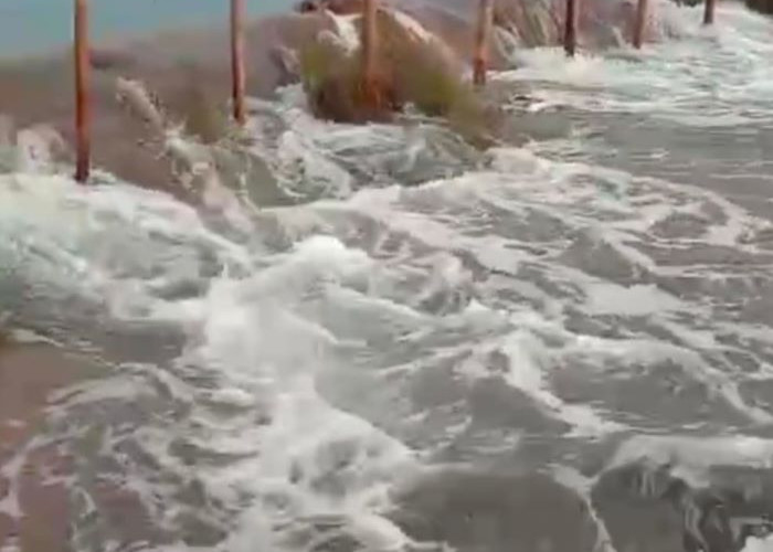 Tanggul Sungai Kapidodo Limpas, Desa Depok dan Blacanan Banjir Rob