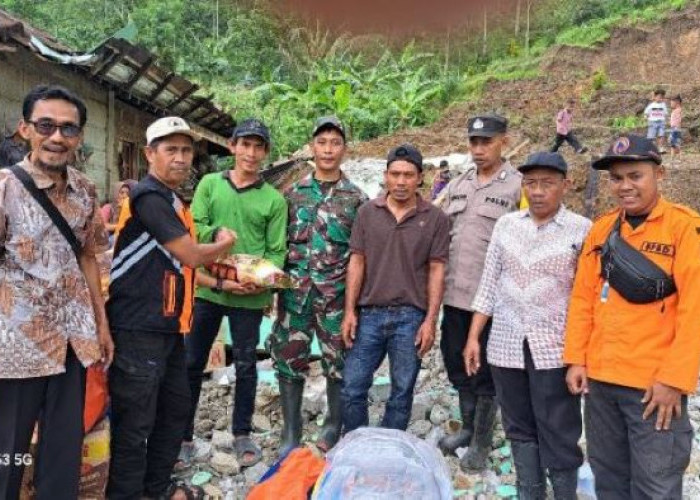 Polsek Kandangserang Dampingi Dinsos Kabupaten Pekalongan Beri Bantuan Korban Longsor di Desa Bodas