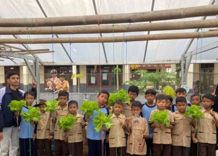 Ajarkan Siswa SDN 01 Purworejo Bertani