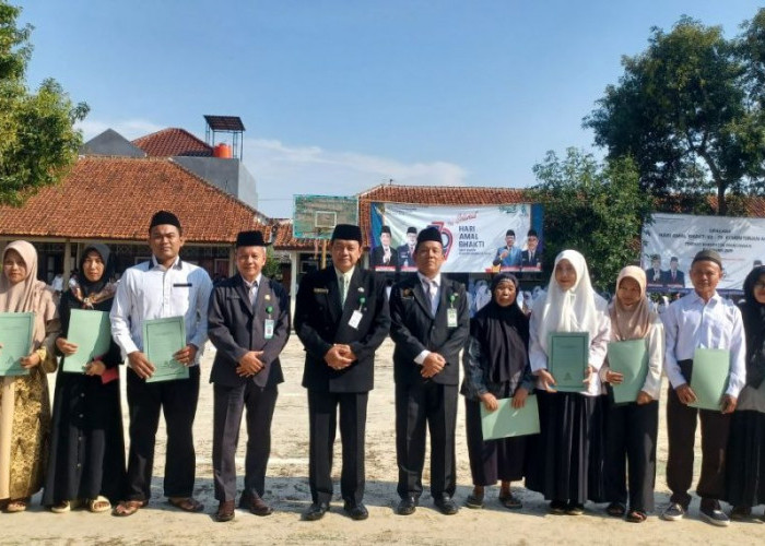 Pengelola Kantin Madrasah di Kabupaten Pekalongan Terima Sertifikat Halal dan Bantuan Modal Zakat Produktif