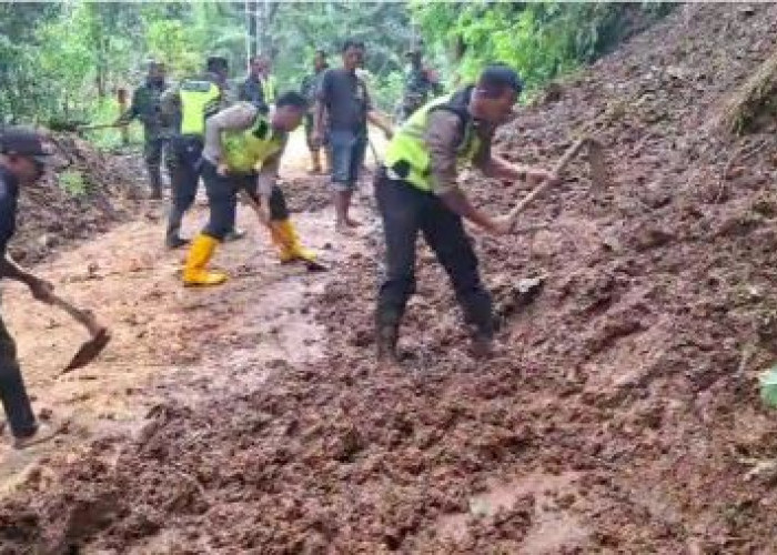 Jalur Karanganyar-Lebakbarang Tertutup Longsor, Longsor di Lolong dan Mendolo
