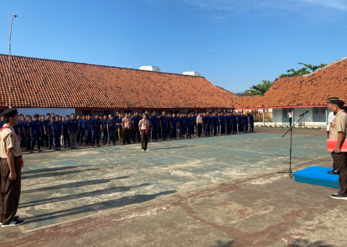 Tumbuhkan Disiplin dan Nasionalisme, Warga Binaan Lapas Pekalongan Ikuti Upacara Bendera