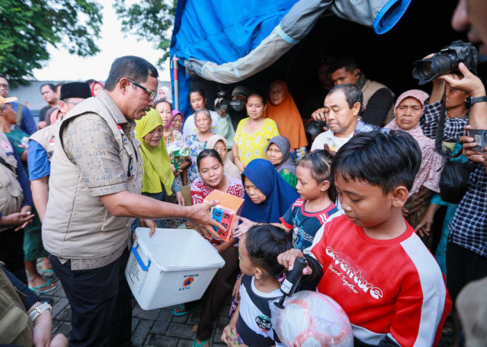 Naik Perahu Karet, Pj Gubernur Jateng Pastikan Penanganan Korban dan Tanggul Jebol di Demak