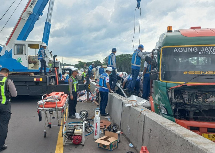 Kecelakaan Maut di Tol Batang-Semarang, 2 Mobil Tertimpa Besi Muatan Trailer, 1 Tewas di Lokasi
