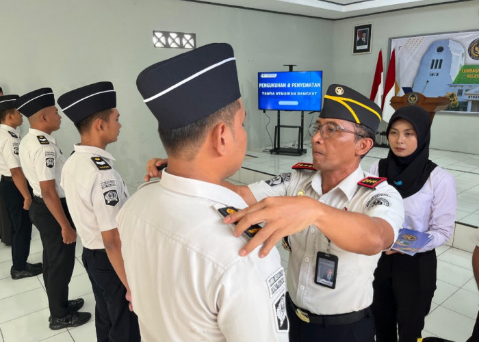 Pegawai Lapas Pekalongan Terima Kenaikan Pangkat, Kalapas Berpesan Tingkatkan Kinerja dan Profesionalitas