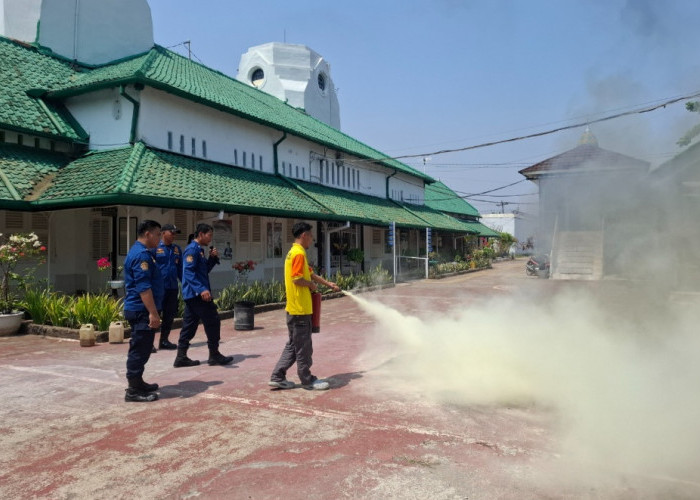 Lapas Pekalongan Perkuat Kesiapsiagaan Kebakaran, Petugas dan Warga Binaan Ikut Praktik