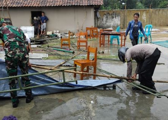 Diterjang Angin Kencang, TPS 06 Desa Pagumenenganmas di Pekalongan Porak Poranda