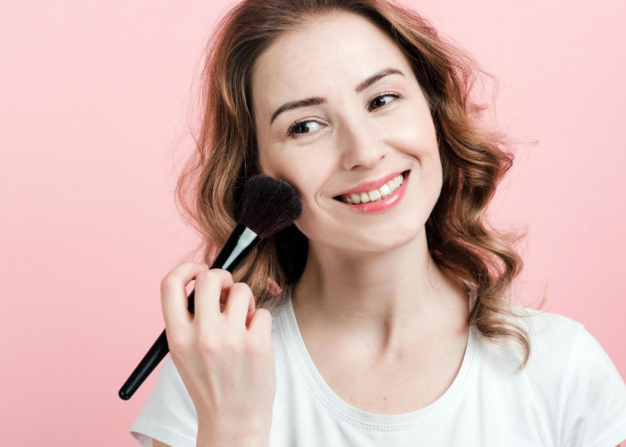 5 Merk Bedak Murah Tapi Tahan Lama yang Tidak Luntur Saat Berkeringat