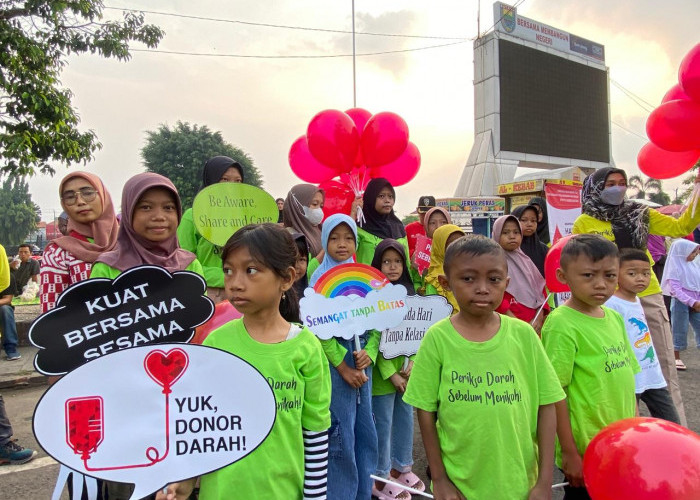 Bagi-bagi Balon Merah, POPTI Batang Ajak Masyarakat Lebih Peduli Penyakit Talasemia 