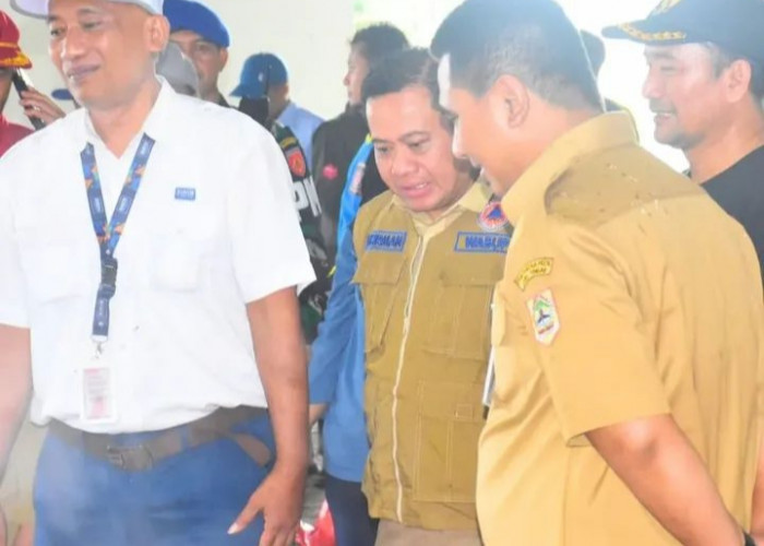 Wakil Bupati Pekalongan Sukirman Sigap Tangani Pengungsi Sakit Saat Peninjauan Banjir di Tirto