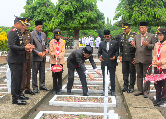 Pemkab Pekalongan Gelar Upacara dan Tabur Bunga Peringati Hari Pahlawan, Ini Harapan Pjs Bupati Pekalongan