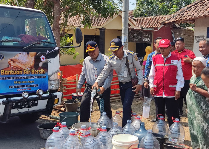 Dinas Perhubungan dan PMI Kabupaten Pekalongan Salurkan Bantuan Air Bersih di 3 Desa