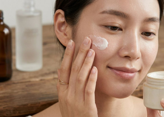 Glowing! 4 Merk Krim Siang Pencerah Wajah, Noda Hitam dan Kusam Tersamarkan
