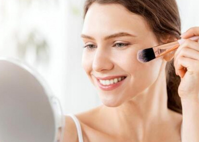 4 Bedak Lokal untuk Usia 40 Tahun Keatas yang Tahan Lama dan Samarkan Flek Hitam